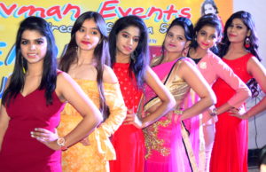 मॉडल्स ने रॉयल थीम के साथ रेम्प पर बिखेरा फैशन का जलवा