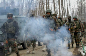 जम्मू-कश्मीर के बारामूला में सेना और आतंकियों में मुठभेड़ जारी