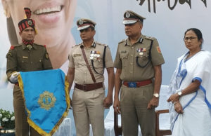 पश्चिम बंगाल में विवाद के बीच ममता ने किया पुलिसकर्मियों को सम्मानित, कमिश्नर राजीव भी दिखे मंच पर