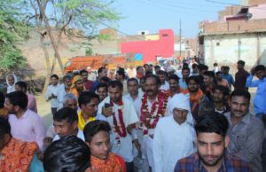 पुष्पवर्षा और हर-हर मोदी के नारों के साथ भाजपा प्रत्याशी राजकुमार चाहर के समर्थन में उमड़ा जन सैलाव