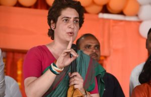 प्रियंका के सामने राम जन्मभूमि मंदिर के पुजारी ने मांग- राम मंदिर निर्माण का माँगा वादा करें