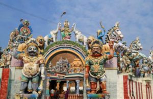 तमिलनाडु तिरुचिरापल्ली का करुपन्ना स्वामी मंदिर में चित्र पूर्णमी त्योहार मनाया जा रहा था- पिडिकासु (सिक्कों का बांटना) कार्यक्रम के दौरान भगदड़ मच गई