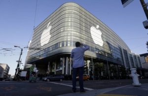 एक18 वर्षीय छात्र ने एपल के खिलाफ 1 अरब डॉलर (7,000 करोड़ रुपए) का दावा किया है