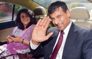 आरबीआई के पूर्व गवर्नर रघुराम राजन ने कहा- मेरी पत्नी ने चेतावनी दी है कि अगर मैं राजनीति में आया तो मुझे छोड़ देंगी।