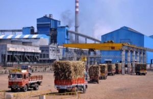 सड़क पर बहा हजारों क्विंटल सीरा, भारी नुकसान की आशंका