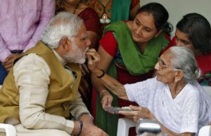 प्रधानमंत्री नरेंद्र मोदी को मिला, माँ के आशीर्वाद के साथ-साथ उपहार भी