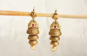 ट्रेंड बदला, सिंगल की जगह तीन लेयर वाला झुमका है फैशन मैं