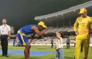 जीवा धोनी ने ड्वेन ब्रावो को सिखाया सीधा कैप पहनना