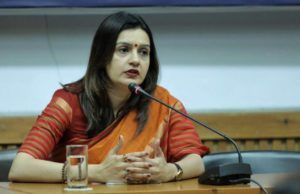 प्रियंका ने हाथ का छोड़ा साथ, थामा शिवसेना का धनुष