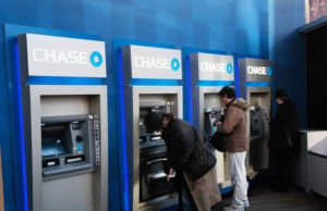 एसबीआई के अतरिक्त, आईसीआईसीआई और एक्सिस बैंक के एटीएम से भी बिना डेबिट कार्ड निकलता है कैश