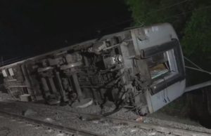 बेपटरी हुई पूर्वा एक्सप्रेस, 14 घायल, हेल्पलाइन नंबर जारी