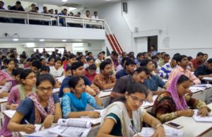 हिंदी माध्यम का सिविल सेवा परीक्षा में गिरता रिजल्ट, चिंताजनक