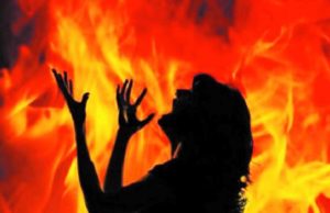 आग के हवाले छोड़ने वाले पति को पत्नी ने सजामुक्त कराया