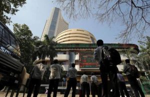 सेंसेक्स 200 अंक ऊपरी स्तर पर फिसला, निफ्टी ने भी पूरी बढ़त गंवाई