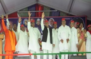 अखिलेश के मंच पर ‘योगी’ देख, अवाक रह गए लोग