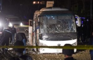 मिस्र में गीजा पिरामिड के पास एक पर्यटक बस में धमाका, 17 घायल