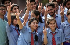 CBSE 10वीं के रिजल्ट में 13 बच्चों ने 500 में से 499 अंक लाकर टॉप किया