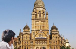 महानगर पालिका के खुले गटरों से लोगों को हो रही परेशानी