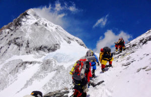 पर्वतारोहियों की संख्या पर नहीं लग रही लगाम, नेपाल सरकार दे रही बिजनस पर ध्यान