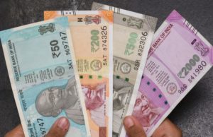 अमेरिका-चीन के बीच चल रही ट्रेड वॉर का असर भी रुपये पर दिख रहा है