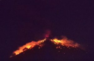 इंडोनेशिया में मंडराया खतरा, ज्वालामुखी फटने से कई उड़ाने रद्द