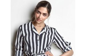 सिलेब्स के बीच ट्रेंड में है स्ट्राइप वाला पैंटसूट