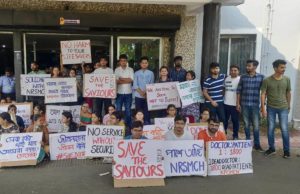 हड़ताली डॉक्टर्स मिडिया की मौजूदगी में, सीएम ममता से बातचीत को हुए तैयार