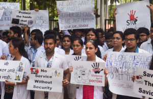 बंगाल में हिंसा, डॉक्टरों की हड़ताल कितनी जायज़