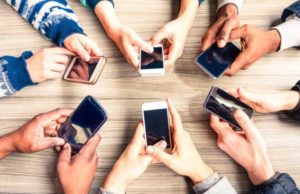 अगर आप भी बेवजह अपना फोन स्क्रॉल करते हैं, तो हो जाइये सावधान