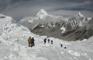 माउंट एवरेस्ट पर मौसम स्टेशन स्थापित