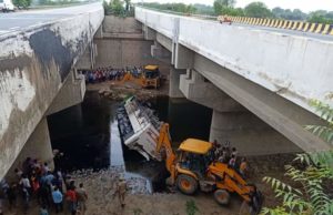 यमुना एक्सप्रेसवे के पास बस खाई में गिरी ; 29 की मौत, 20 जख्मी