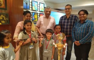 प्रदर्शनी में लिया छात्रों ने प्रसिद्ध चित्रकार एमएफ हुसैन के ब्रश का अनुभव