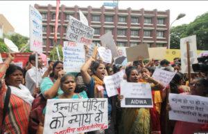 उन्नाव दुष्कर्म पीड़िता की दुर्घटना पर विपक्ष ने की ‘बेटी पढ़ाओ-बेटी बचाओ’ की नारेबाजी