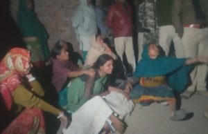 दादी और पोते का रंग न मिलने पे बताया बच्चा चोर, दादी को पीटा