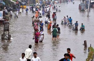 बारिश और बाढ़ से हाहाकार, अब तक 93 की मौत
