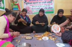 वाराणसी की मुस्लिम महिलाओं ने प्रधानमंत्री मोदी को हाथ से बनी भेजी राखी, मौलाना हुए नाराज़