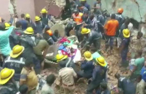 अहमदाबाद में 3 मंजिला इमारत गिरी