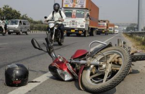 डिवाइडर से टकराई मोटरसाइकिल, दो की मौत