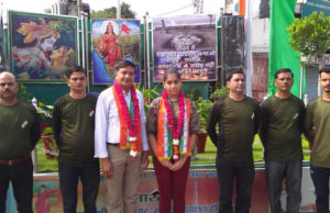 उभरती अंग्रेजी लेखिका इशिका बंसल ने सेल्फी प्वाइंट पर किया ध्वजारोहण