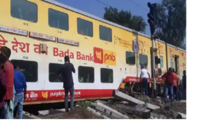 बेपटरी हुई लखनऊ-आनंद विहार डबल डेकर ट्रेन