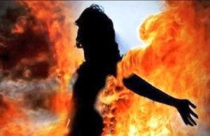 बिहार थाना क्षेत्र के उन्नाव गांव में रहने वाली सामूहिक दुष्कर्म पीड़िता को पेट्रोल डालकर जलाया