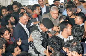 राज्यपाल धनखड़ को एक बार फिर छात्रों के विरोध का सामना करना पड़ा