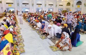 बंगला साहिब में फेंकनी पड़ी कई किलो दाल, गुरुद्वारों में खुली रसद पर बैन