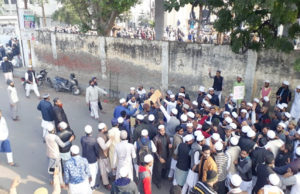 लखनऊ के नदवा कॉलेज के गेट पर छात्रों ने पुलिस पर ईंट-पत्थर फ़ाके