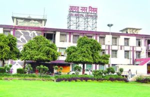 नगर निगम की लापरवाही से लोग परेशान, मदिया कटरा पर जलभराव