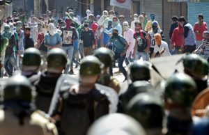 महाराष्ट्र में प्रदर्शनकारीयों ने बसों पर किया पथराव