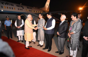 महाराष्ट्र पहुंचे पीएम नरेंद्र मोदी, उद्धव ठाकरे ने किया स्वागत