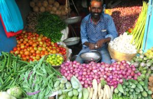 कूड़े में फेंकी हुई टिकट ने सब्जी विक्रेता को बनाया करोड़पति