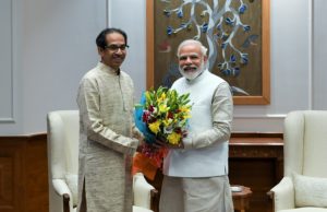 महाराष्ट्र के सीएम उद्धव ठाकरे की बढ़ी मुश्किलें, किया पीएम मोदी को फोन