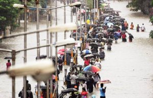 मुंबई में भारी बारिश से अलर्ट, मौसम विज्ञान विभाग ने लोगों को घरों से ना निकलने की दी चेतावनी